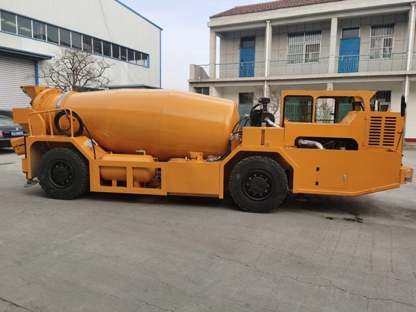 礦用濕噴臺車，礦用混凝土泵，礦用攪拌機發(fā)貨