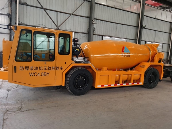 礦用濕噴臺車，礦用混凝土泵，礦用攪拌機發(fā)貨