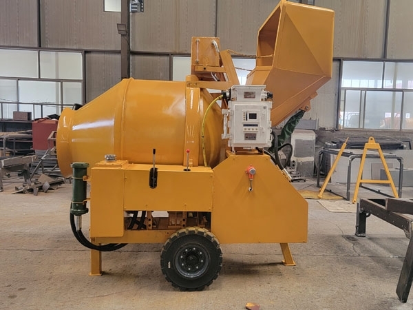 礦用濕噴臺車，礦用混凝土泵，礦用攪拌機發(fā)貨